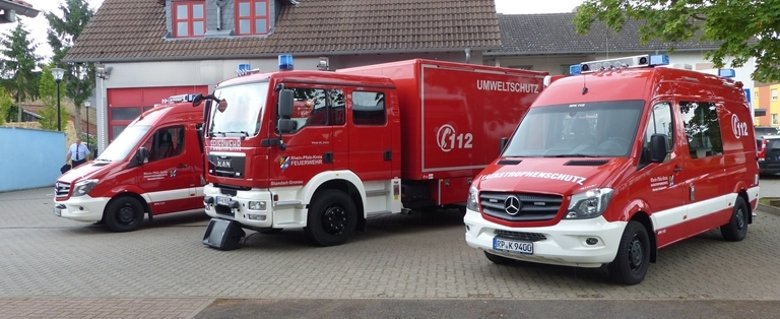 Drei Feuerwehrautos vor der Feuerwache