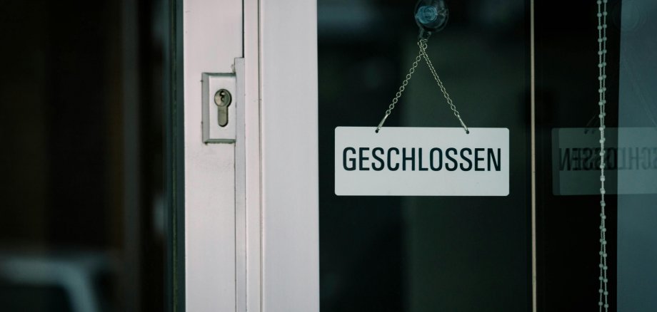 weißt Außentür mit einem Schild "geschlossen"