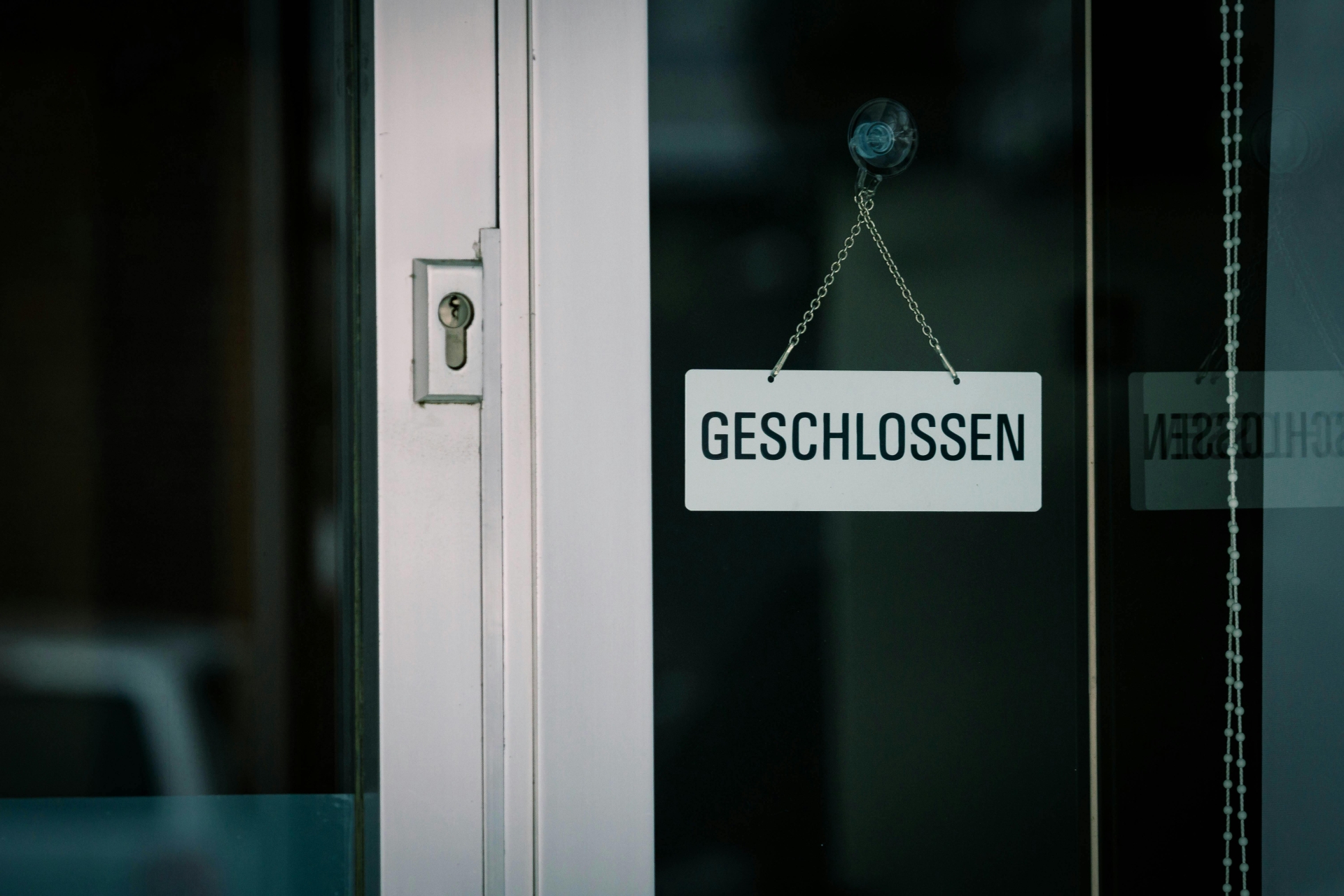 weiß Außentür mit einem Schild "geschlossen"