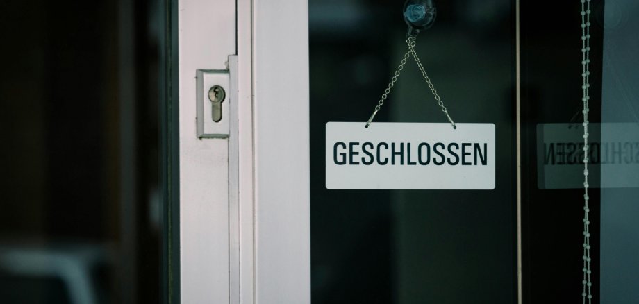 weiß Außentür mit einem Schild "geschlossen"