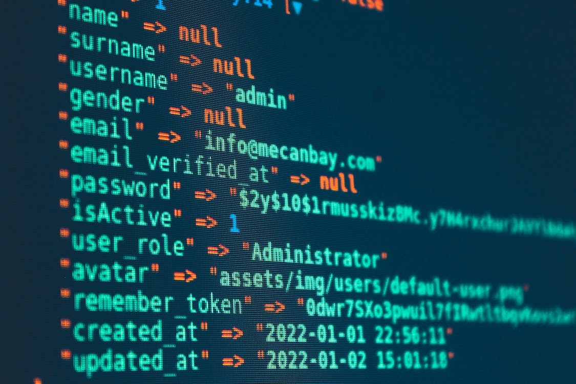 schwarzer Bildschirm mit grün-rotem Text