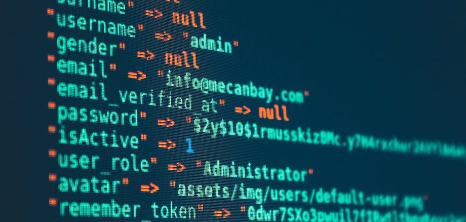 Hackerangriff schwarzer Bildschirm mit grün-rotem Text