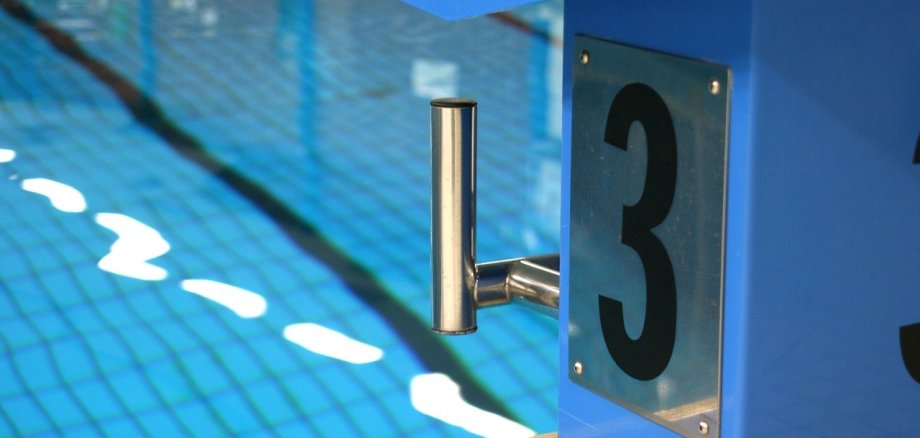 Ausschnitt Schwimmbecken mit Startblock nur 3