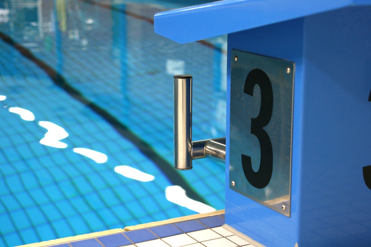 Ausschnitt Schwimmbecken mit Startblock nur 3