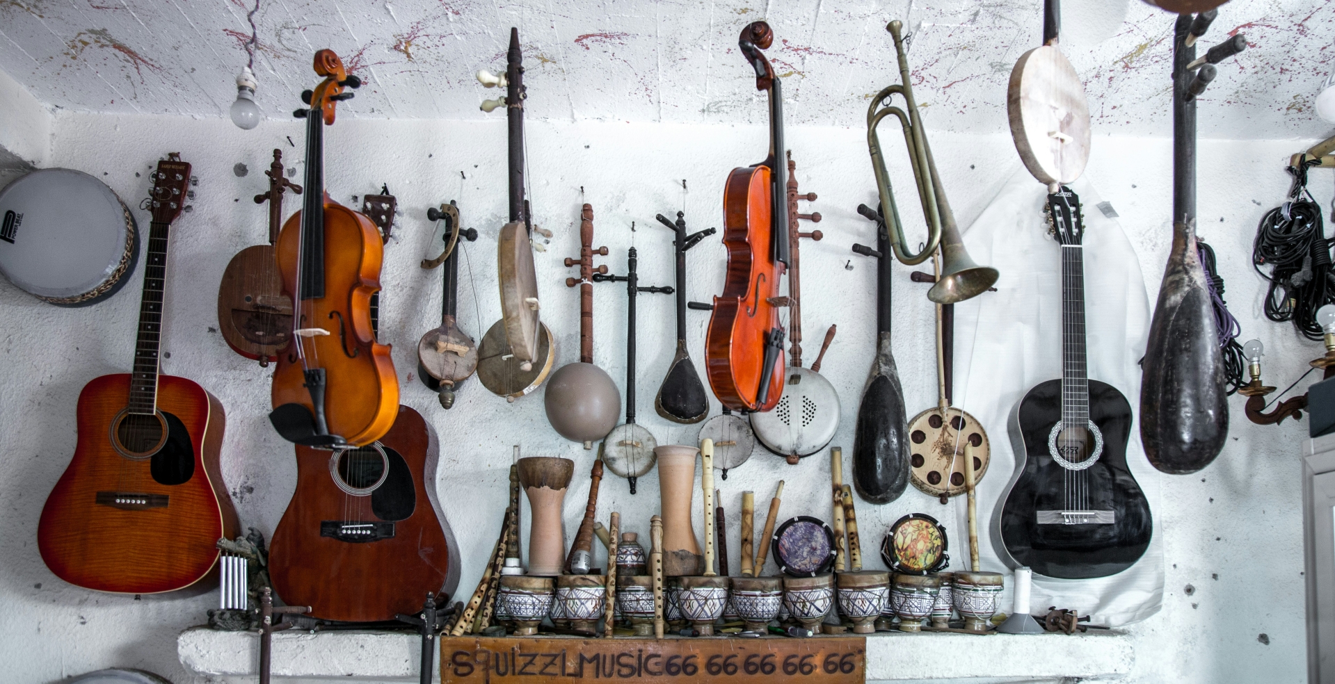 antik aussehende Musikinstrumente hängen an einer Wand