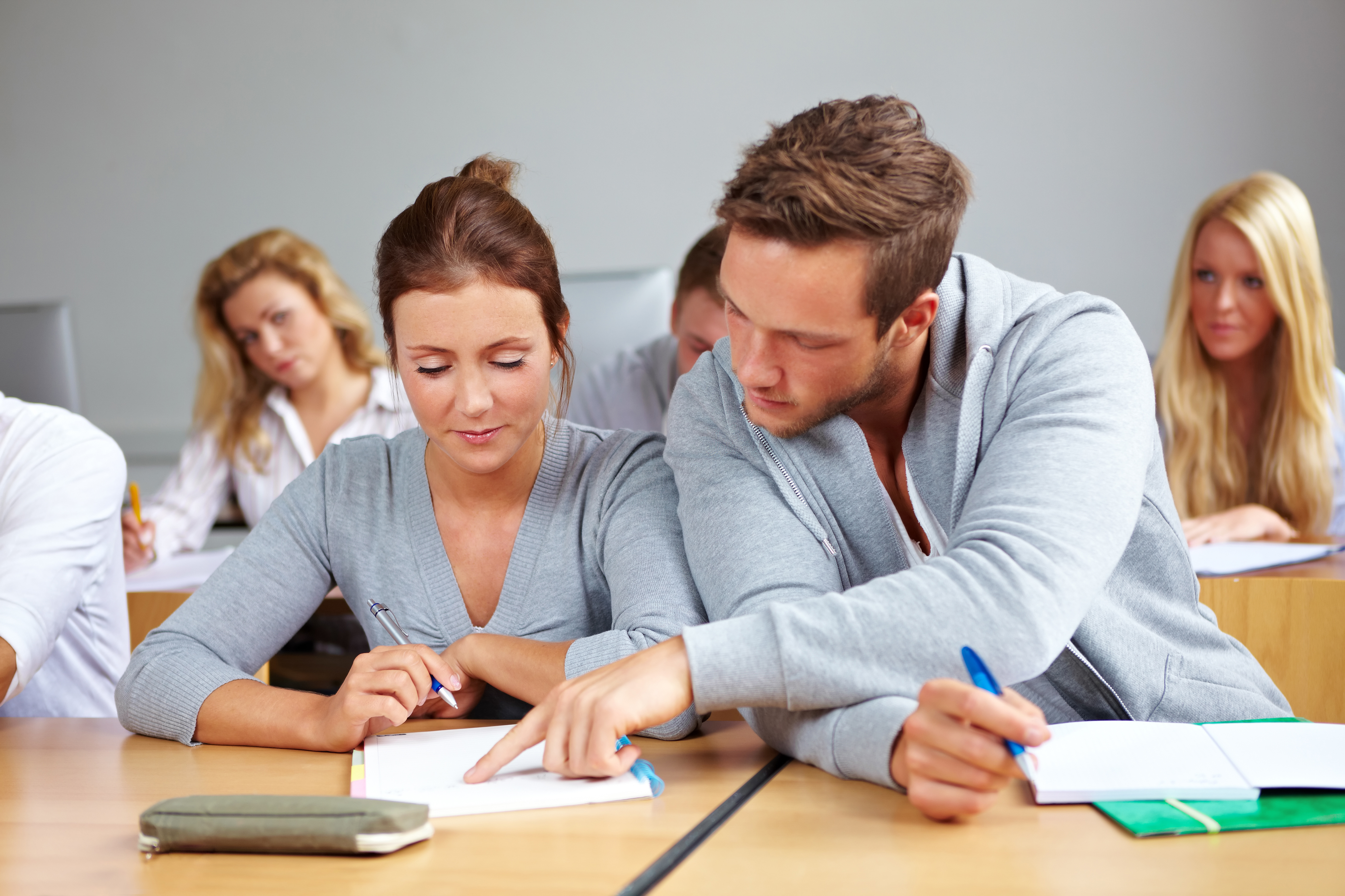 Student hilft Kommilitonin