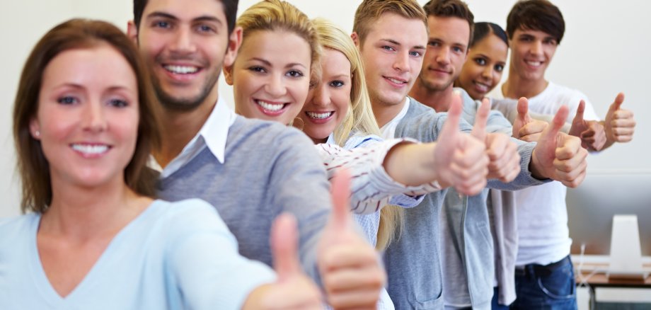Viele Studenten halten Daumen hoch