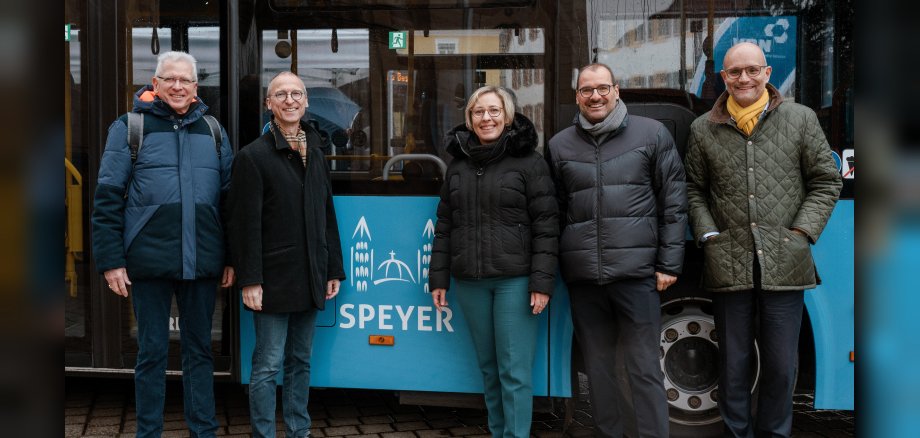 Von links: Wolfgang Bühring (Geschäftsführer Verkehrsbetriebe Speyer GmbH), Bernd Baginski (Nahverkehrsplaner Rhein-Pfalz-Kreis), Stefanie Seiler (Oberbürgermeisterin der Stadt Speyer), Dr. Michael Winnes (Geschäftsführer Verkehrsverbund Rhein-Neckar GmbH), Guido Verhoefen (Geschäftsführer DB Regio Bus Mitte GmbH).