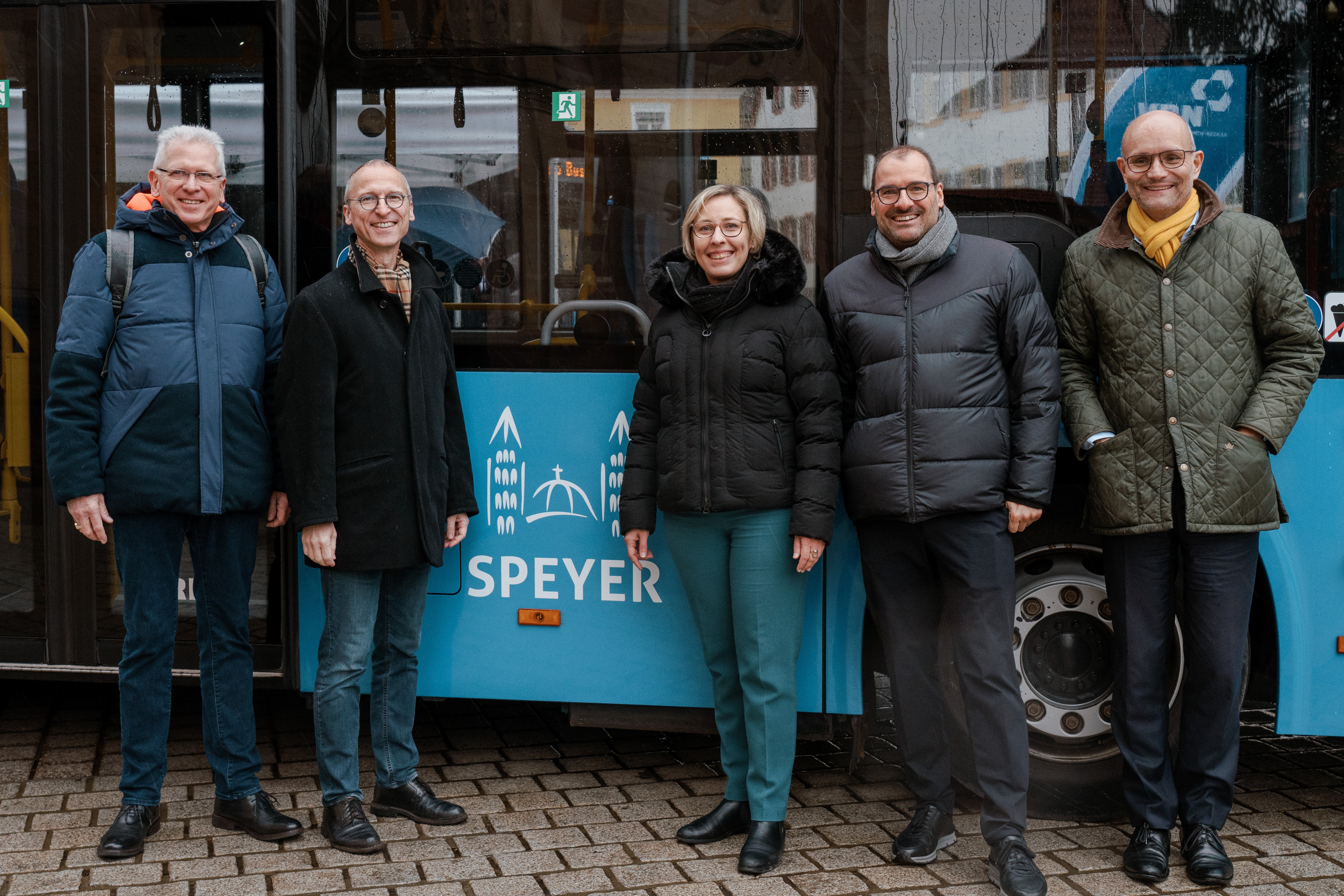 Von links: Wolfgang Bühring (Geschäftsführer Verkehrsbetriebe Speyer GmbH), Bernd Baginski (Nahverkehrsplaner Rhein-Pfalz-Kreis), Stefanie Seiler (Oberbürgermeisterin der Stadt Speyer), Dr. Michael Winnes (Geschäftsführer Verkehrsverbund Rhein-Neckar GmbH), Guido Verhoefen (Geschäftsführer DB Regio Bus Mitte GmbH).