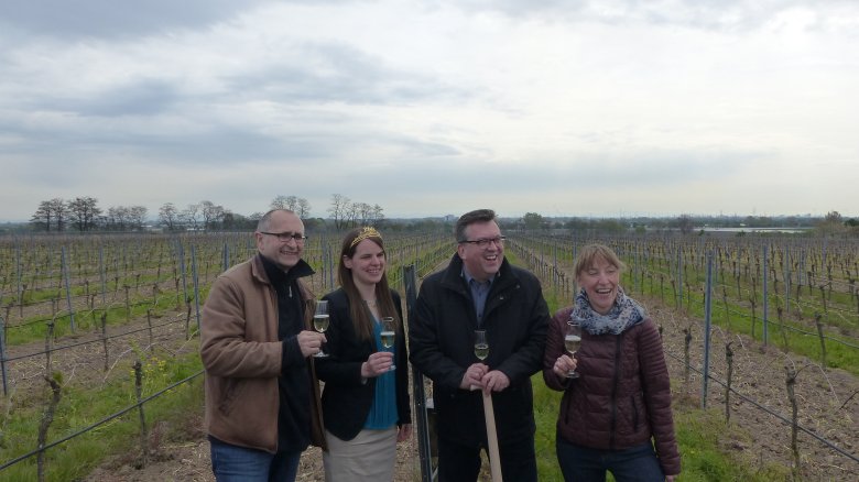 Pfälzische Weinkönigin pflanzt Rose im Landratswingert