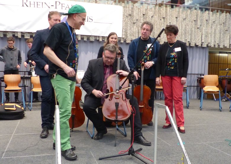 Landrat Clemens Körner testet das neue Cello