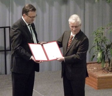 Bild Verleihung der Ehrenbürger-Urkunde